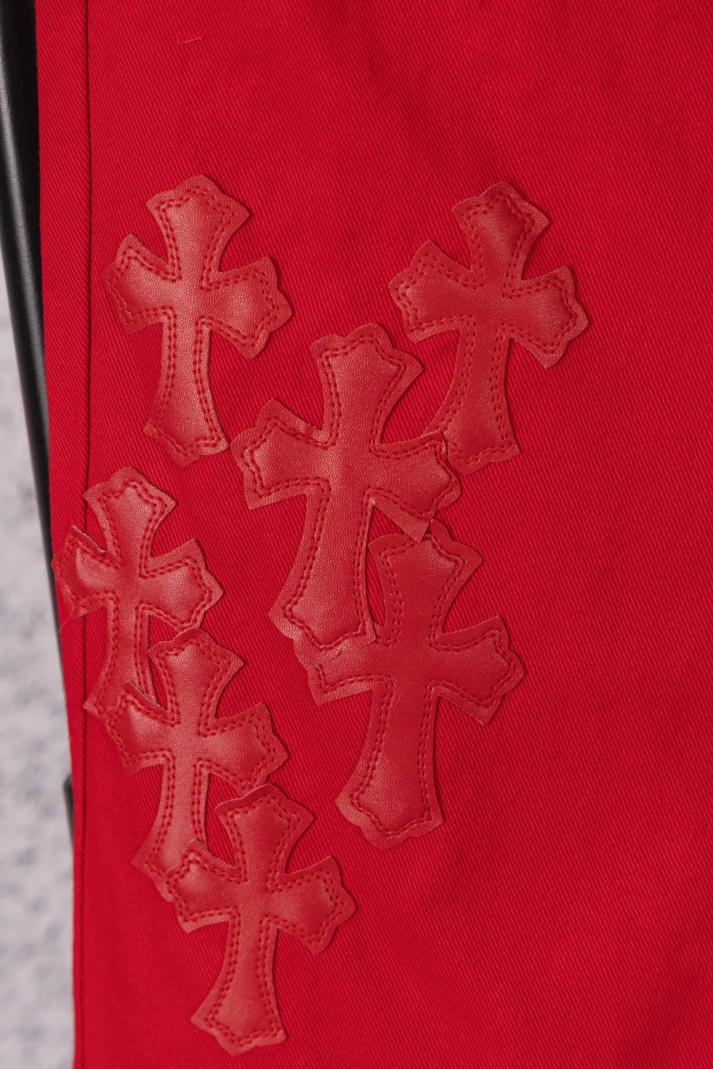 P250 CH Chromehearts Paris-limited red cross-patched leather red jeans, priced at 34W, patched with cross-patterns, washed jeans! ! An absolutely high-end luxury product, a 1.9W-level god-level single product, a super popular product, made by top heavy industry, a magic weapon that cannot be missed! [About Zangyin] This is an extremely luxurious fashion brand that can also be called the aristocracy of the high street. It has always been an exclusive brand for some hipsters or rich second generations. Compared with ordinary high streets, it is more luxurious and noble. Compared with luxury brands, it is more fashionable and individual. It has always been a brand that I have a special liking for. [Top heavy industry fashion design] Consistently high-street luxury style. Speaking of this style, the Zangyin family and GU family are definitely the leading representative brands. Especially the Zangyin family has really achieved a state-of-the-art effect in creating high-street style. The unique washed material is used to create this style. The color system is already quite eye-catching. After it is decorated with patchwork cross flowers, it cleverly highlights the charm of the brand. Secondly, this style uses classic The high-waist cutting design highlights the long legs and fashionable temperament of the upper body. The brand is highly recognizable and the slim fit configuration is more suitable for daily wear. It is a product that interprets personality, fashion, and specifications at a glance. This single product is enough to make any fan excited. It can be a white T-shirt for a youthful college style, or a tight suspender for a royal style. It has strong matching ability and can be easily controlled by men.  [Materials and craftsmanship] Needless to say, this point goes without saying. As an excellent craftsman brand, Zangyin’s requirements for details and craftsmanship are really perfect. The washed color of this model has gone through so many processes, not to mention the embellishment of denim appliques. It is also purely hand-made and sewn. Just like what they believe in, only hand-made things have soul and have the meaning of wear. A top-notch heavy-duty fashionable denim item, I look forward to your perfect interpretation! !  Color: red Size: 28-34